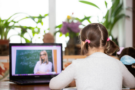 家庭教育 课程 病毒 克里斯 在线 作业 会议 女孩 大流行