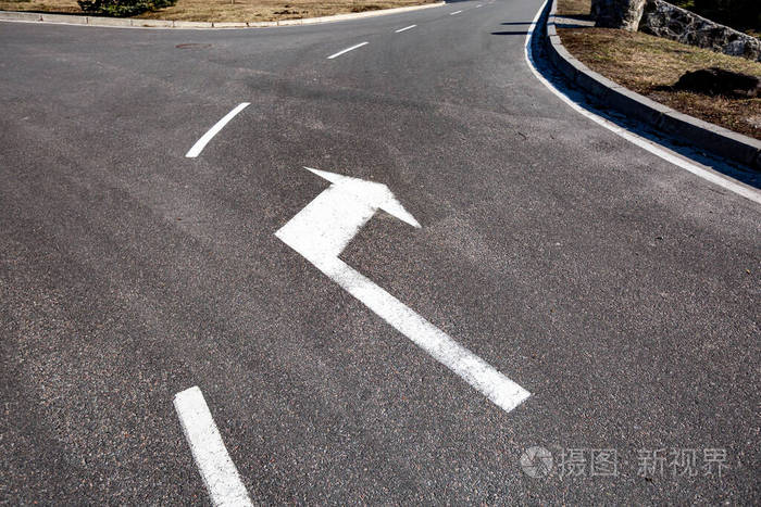 柏油路岔口路标箭头在白色柏油路上右转阳光明媚的一天水平方向