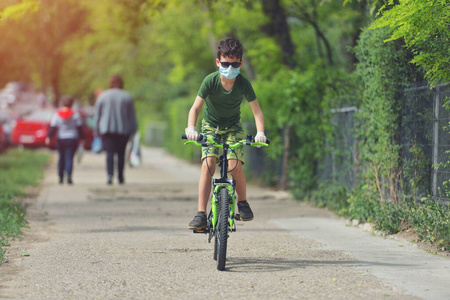 预防 感染 街道 健康 大流行 男孩 童年 病毒 面具 公园