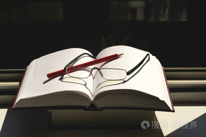 打开窗外的日记笔书和眼镜可以看到城市的景色