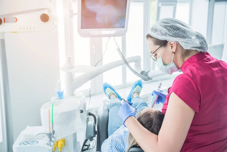 牙医在牙科诊所的接待处检查病人。医疗机构保健与治疗的概念