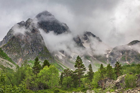 阿基兹巍峨的高山地貌,山峰被雪和云覆盖.高加索山脉.阿基兹.