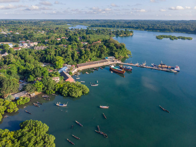 桑给巴尔群岛彭巴岛的航拍.晚上在威特市的港口照片