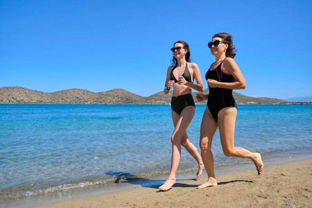 童年 女人 白种人 太阳 团结 假期 旅行 泳衣 照顾 闲暇