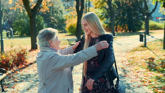 奶奶和孙女在公园里互相拥抱图片