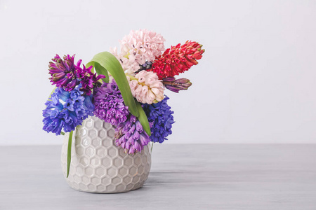花瓶 春天 植物学 盛开 美女 桌子 美丽的 花瓣 花束