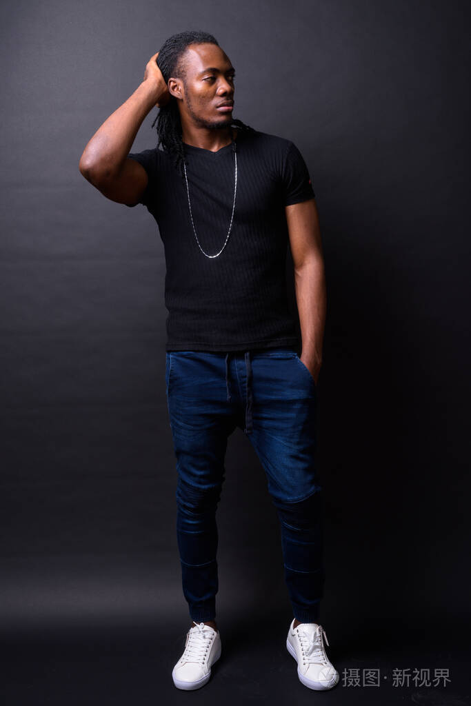 年轻英俊的非洲男人的全身照片