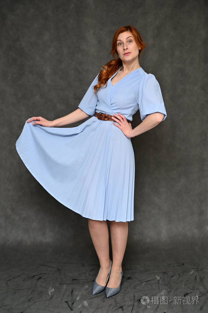 模特展示了不同的站立姿势.