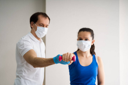 面具 帮助 生理学 冠状病毒 训练 女人 物理疗法 光晕