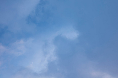 漆黑的夜空，月亮和厚厚的云彩。具有文本复制空间的背景