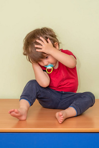小孩 挫败感 情感 不高兴 绝望 失望 蹒跚学步的孩子 忧心忡忡