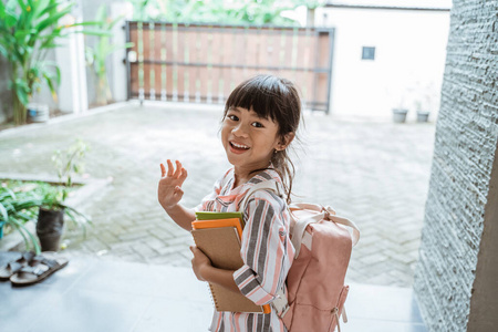 孩子在离开学校前挥手告别图片