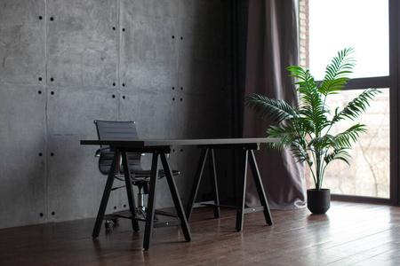 办公室里的桌子。花盆里的热带花。办公室或家庭内部。