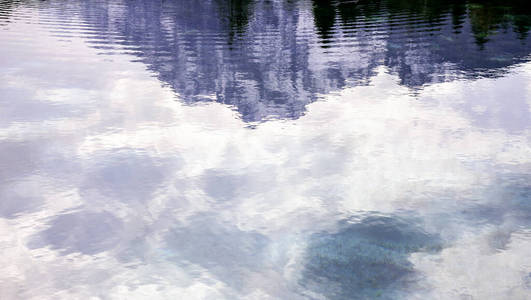 抽象背景山倒映在湖中图片