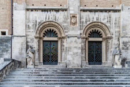 意大利阿布鲁佐基提的圣朱斯蒂诺大教堂的正门