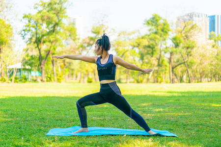 女人 阳光 美女 垫子 运动 自然 夏天 活动 平衡 照顾