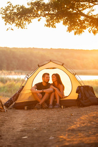 篝火 男朋友 徒步旅行 营地 假日 森林 旅行 浪漫的 露营