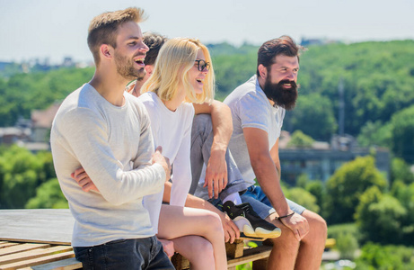 暑假.男女交流天空背景.社会互动.人际交往照片