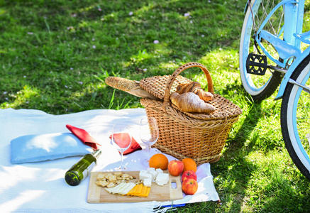 家庭日.所有野餐用品.恋爱约会.绿色草地上的老式自行车.