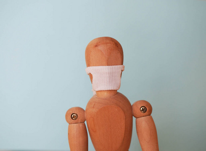 面具中的木制人体模型