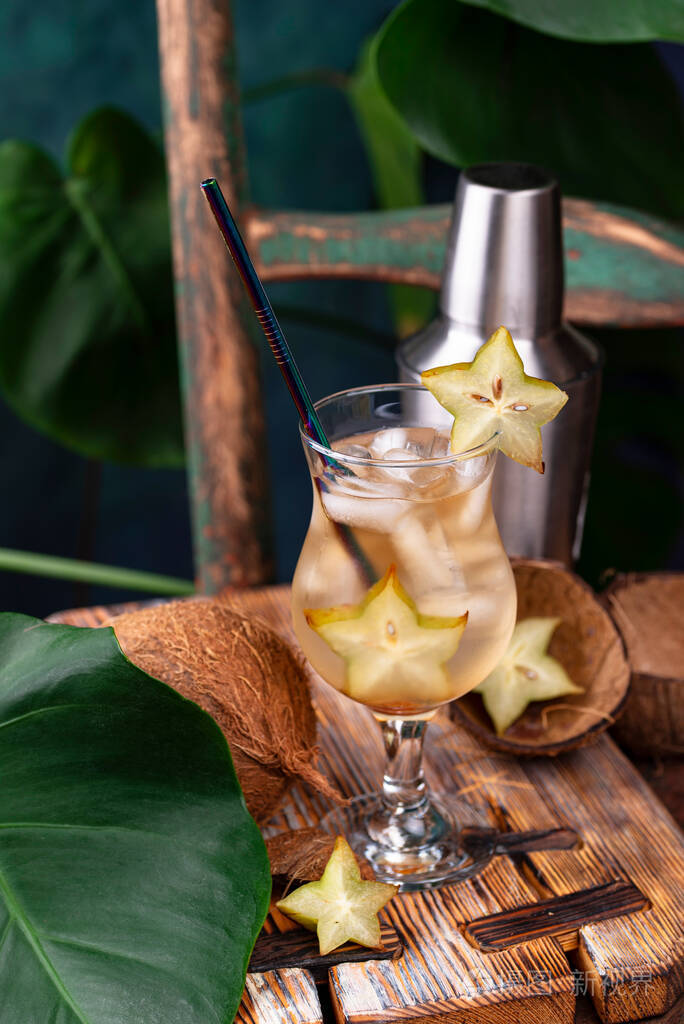 杨桃热带鸡尾酒