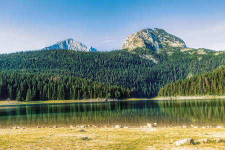 黑山山脉黑湖图片