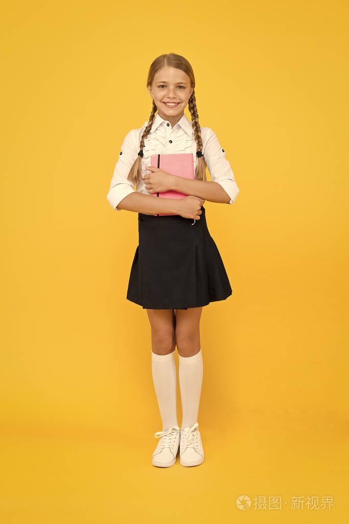 拿着书的小女孩.文学课.儿童文学.阅读和写作.快乐女孩用功记笔记