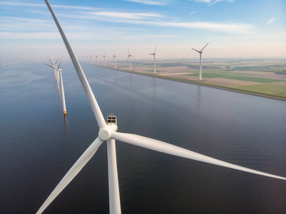 在荷兰艾塞尔梅尔湖的风车公园里，用无人机近距离观看诺德增压器，来自欧洲上空的风力涡轮机正在生产绿色能源