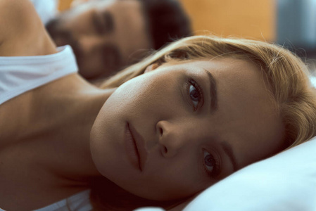 冷静的女人在床上惊醒男友身边