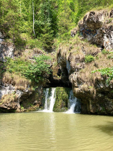 瀑布，非常美丽的翡翠地下湖在乌拉尔山脉的巴什科尔托斯坦共和国，乌拉尔，阿提什河