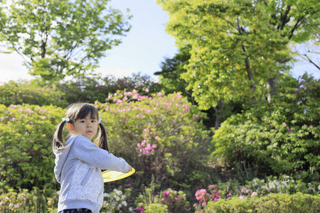 公园 女人 幼儿园 投掷 蓝天 折腾 女孩 小孩 飞盘 广场