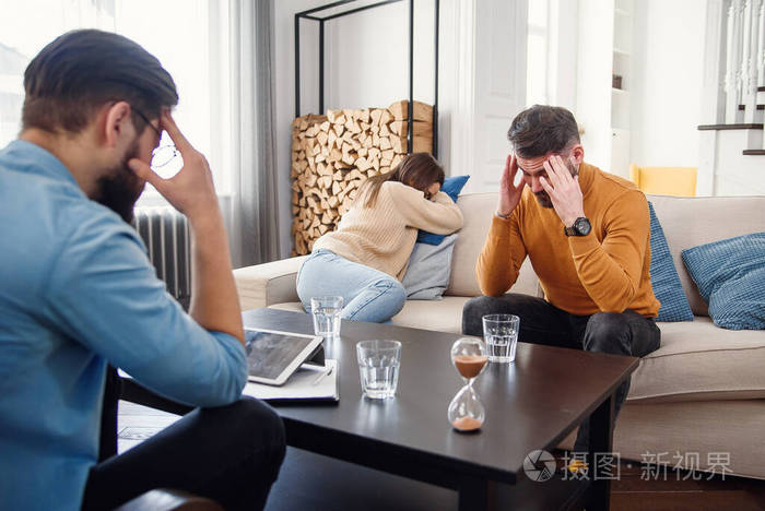 年轻吵架生气的夫妻互相指责对方的问题说出自己的错和心理学家讨论