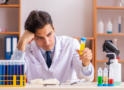 年轻英俊的生化学家在实验室工作
