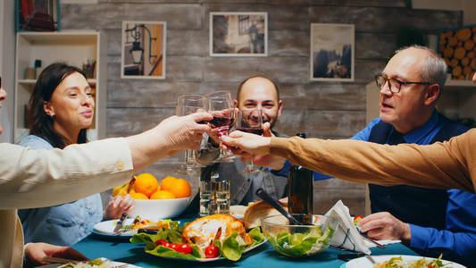 晚上一家人聚在一起吃晚饭图片