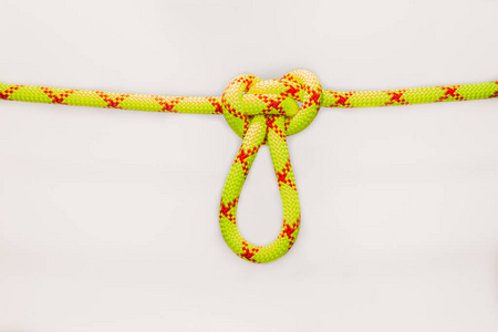 蝴蝶环结系在新颜色的绿色绳子上,用于个人安全.
