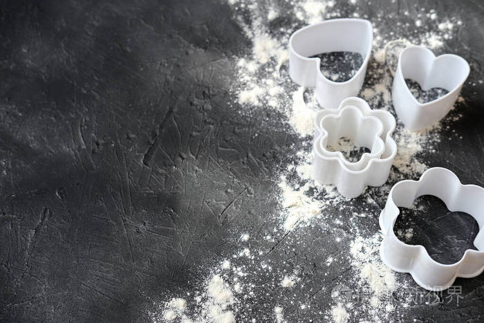 灰色背景的饼干切刀