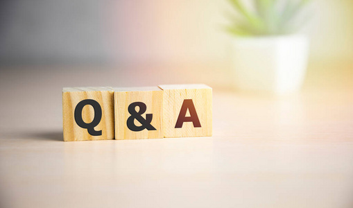 答疑或问答在黑色的背景阳光.照片