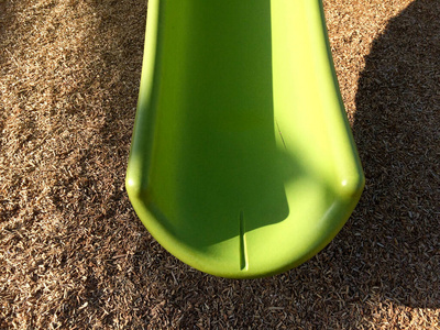 新型现代游乐场设备公园学校的绿色塑料滑梯