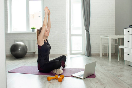 房间 放松 姿势 身体 健康 适合 准备 运动服 在线 训练