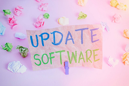 展示更新软件的概念性手写体。商业图片文本替换程序与更新版本相同的产品彩色皱折纸空提醒粉红色地板衣夹。