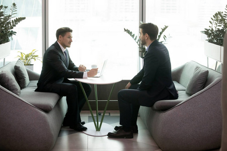 人力资源经理在办公室面试时与应聘者沟通照片