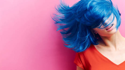 情侣头像蓝头发一个性感美丽的女孩在粉红色背景上动态微笑的工作室