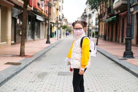 在城市的街道上，一个戴着面具的女孩