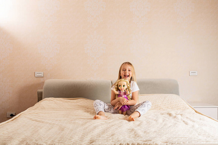 卧室 乐趣 家庭 摄影 享受 白种人 玩具 小孩 睡衣 美丽的