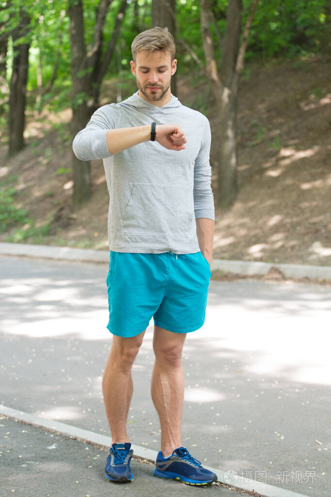 在户外穿着运动服的帅哥.积极的运动员训练.