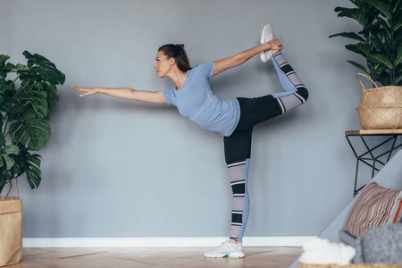 单腿伸展和平衡.照片