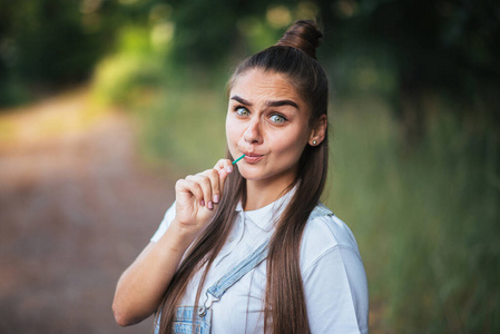 一个拿着糖果的女孩