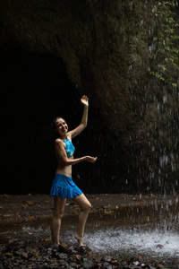 瀑布 淋浴 女人 自然 复制空间 美丽的 探索 成人 峡谷