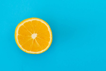 多汁的成熟柠檬柑橘，蓝色背景