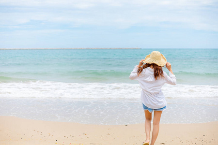 离开 美丽的 女人 沿着 夏天 旅行者 步行 帽子 海岸